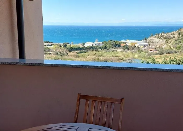 Daire Winehouse With Seaview Gregoric