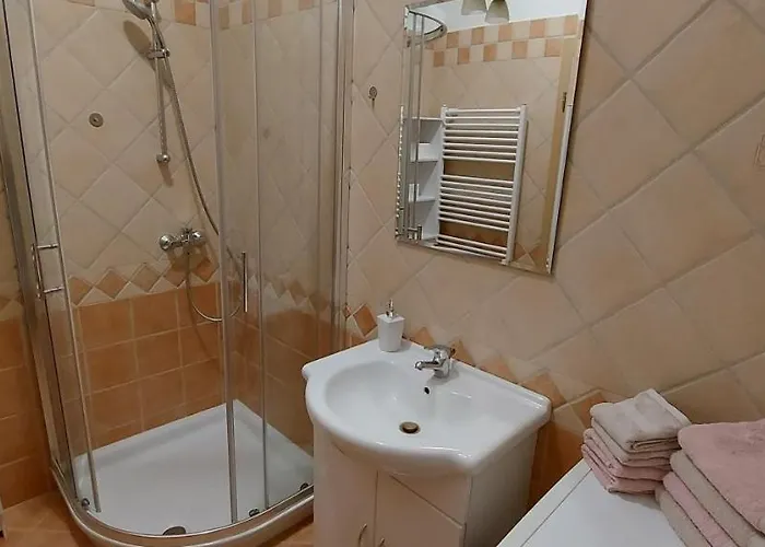 Daire Winehouse With Seaview Gregoric *