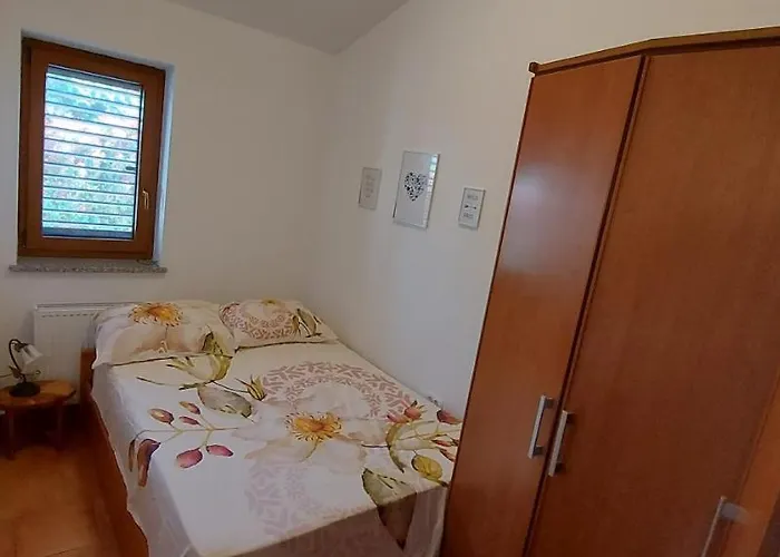 Daire Winehouse With Seaview Gregoric